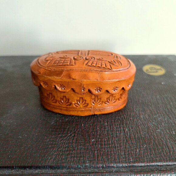 Leather hand carved small box/container/trinket box with lid. - Picture 1 of 7